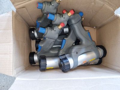 une boîte en carton avec un tas d'outils à l'intérieur
