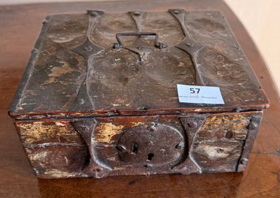 une petite boîte en bois posée sur une table, sur laquelle est accrochée une étiquette