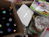 plusieurs bouteilles de bière dans un carton posé par terre