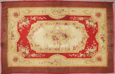 un tapis rouge et or orné d'un motif floral