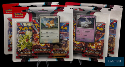 trois paquets de cartes à collectionner Pokémon exposés dans une vitrine