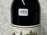 une bouteille de vin posée sur un comptoir