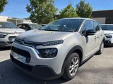 une Citroën argentée garée sur un parking à côté d'autres voitures
