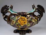 un vase orné d'une rose et de deux oiseaux