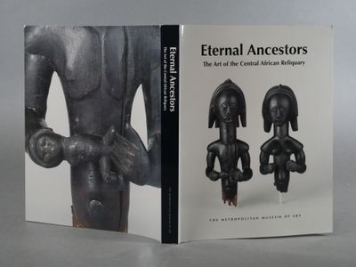 une image représentant un livre sur lequel figure une illustration de deux statues