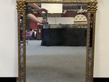 un miroir posé sur le sol d'une pièce