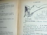 un livre ouvert sur lequel figure le dessin d'un homme tenant un couteau