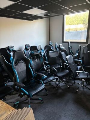 16 bureaux plateau bois piètement métal