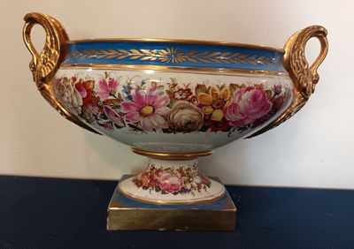 Garniture de cheminée en porcelaine à décor floral, anses cy…