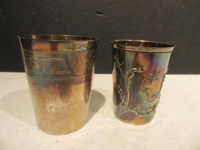 deux tasses en métal posées l'une à côté de l'autre sur une table
