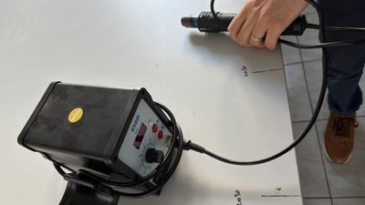 une personne qui utilise une machine posée sur une table
