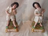deux figurines d'un homme et d'une femme assis sur un banc