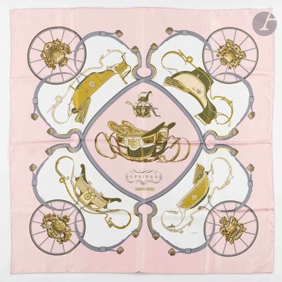 foulard en soie rose orné d'un motif doré et argenté représentant une calèche et une voiture
