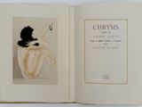 un livre ouvert sur lequel figure le dessin d'une femme assise sur une chaise