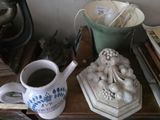 une tasse de café posée sur une table à côté d'une statue