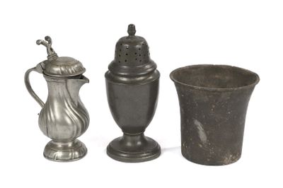 trois types différents d'objets en étain sur fond blanc