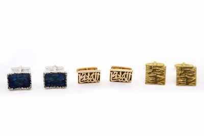 un lot de cinq paires de boucles d'oreilles en or et pierres bleues