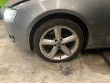 la photo d'une voiture garée dans un garage