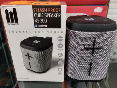 une image représentant une enceinte en noir et blanc posée sur une table