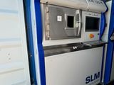une machine qui se trouve à l'intérieur d'un conteneur