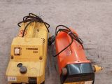 deux outils électriques posés par terre l'un à côté de l'autre