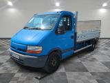 un camion bleu garé dans une pièce