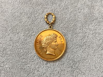 Gros plan sur une pièce d'or ornée d'une tête de femme