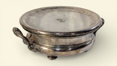 CHRISTOFLE Chauffe-plat rond en métal argenté. Il repose sur…