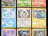 Plusieurs cartes Pokémon sont disposées sur une surface noire
