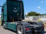 a green truck that is parked in the parking lot