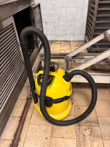 Aspirateur bidon KARCHER. Frais en sus 14.28%. TVA Récupérable. P...