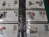 de nombreux timbres différents sur les couvertures d'un classeur