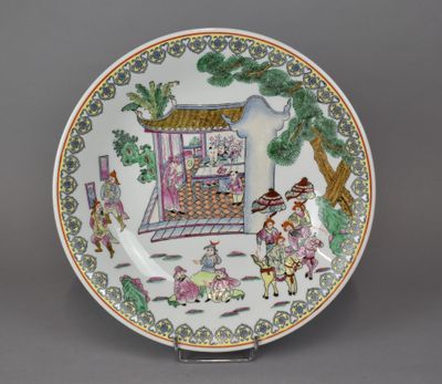 CHINE XXe siècle - Plat rond en porcelaine à décor peint de …