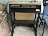 une machine posée sur une table dans une pièce