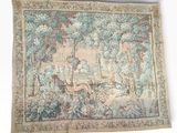 une image d'une tapisserie accrochée au mur d'une pièce