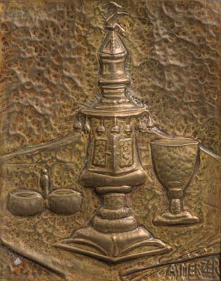 une plaque métallique sur laquelle est représentée une théière et des tasses