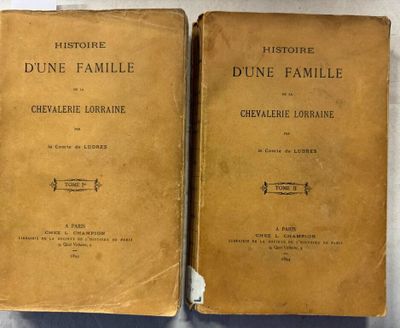 deux vieux livres posés sur une table l'un à côté de l'autre