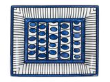 assiette carrée bleue et blanche ornée d'un motif de cercles