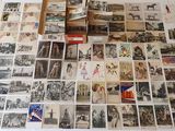 beaucoup de vieilles cartes postales sur la table