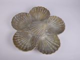 un objet en forme de coquillage posé sur une surface blanche