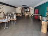 de nombreuses tables et chaises dans une pièce aux murs bleus