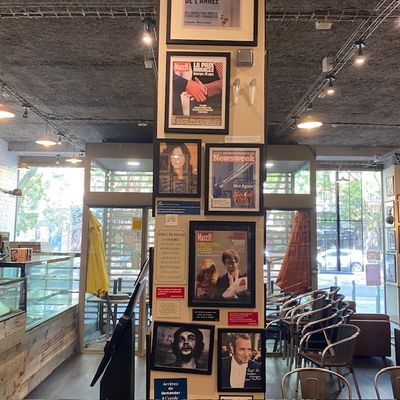 Il y a beaucoup de photos accrochées au mur dans ce restaurant.