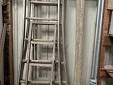 une échelle adossée au mur d'une pièce