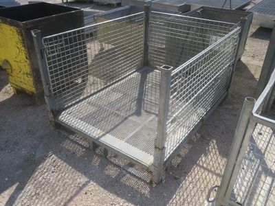 une cage métallique avec une poubelle jaune en arrière-plan