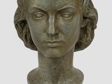 sculpture d'une tête de femme sur une base en bois