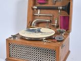 un coffret en bois contenant un tourne-disque
