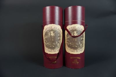 Il s'agit de deux boîtes rouges ornées de motifs dorés sur fond noir.