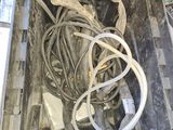 une boîte avec un tas de fils à l'intérieur