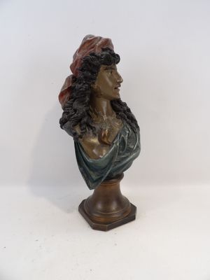 statue représentant le buste d'une femme coiffée d'un chapeau rouge