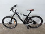 un vélo garé dans un garage